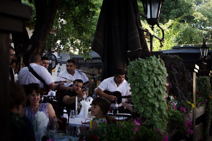 Otkuda baš Tri šešira u beogradskom Monmartru?